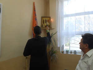 Протоиерей Виктор освящает икону Чернобыльский Спас
